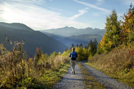 Frau in den Bergen beim Wandern in der Region Murau-Kreischberg (c) Ikarus