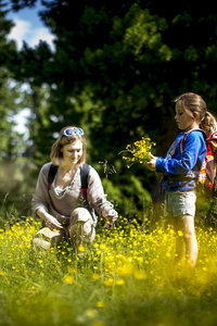 Familie in einer Blumenwiese rund um den Murauer Gasthof Hotel Lercher