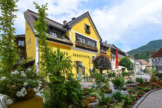 Außenansicht im Frühling vom Hotel Lercher