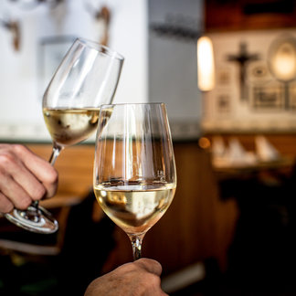Anstossen mit Wein im Murauer Gasthof Hotel Lercher. Anstossen mit Wein im Murauer Gasthof Hotel Lercher.