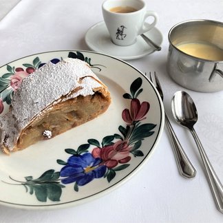 Apfelstrudel im Murauer Gasthof Hotel Lercher Apfelstrudel im Murauer Gasthof Hotel Lercher