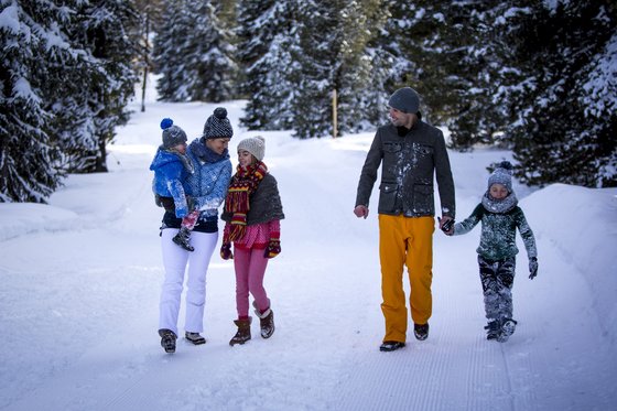 Winterspaziergang mit der Familie in der Region vom Murauer Gasthof Hotel Lercher (c) Tom Lamm