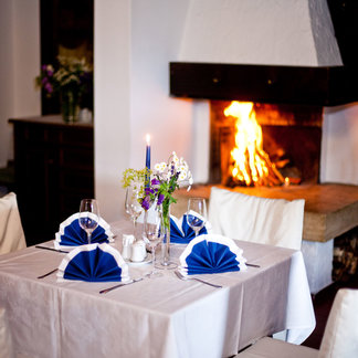 Tisch mit Ofen im Wirtshaus Lercher Tisch mit Ofen im Wirtshaus Lercher