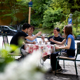 Gäste auf der Terrasse vom Hotel Lercher. Gäste auf der Terrasse vom Hotel Lercher.
