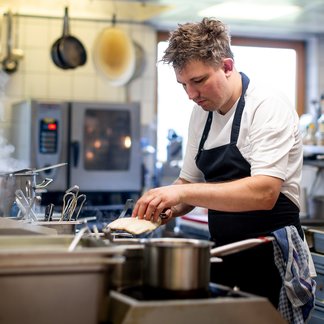 Küchenchef Daniel in der Küche (c) TVB Murau - Tom Lamm Küchenchef Daniel in der Küche (c) TVB Murau - Tom Lamm