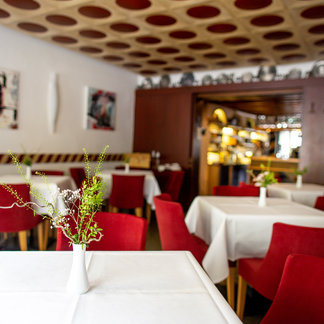 Gedeckte Tische in Lercher's Wirtshaus. Gedeckte Tische in Lercher's Wirtshaus.