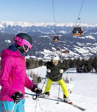 Sonnenskilauf im Skigebiet Lachtal