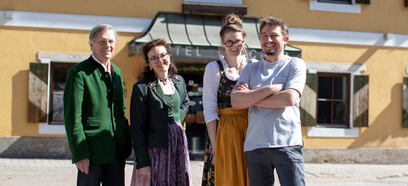 Familie Lercher vor dem Murauer Gasthof Hotel Lercher